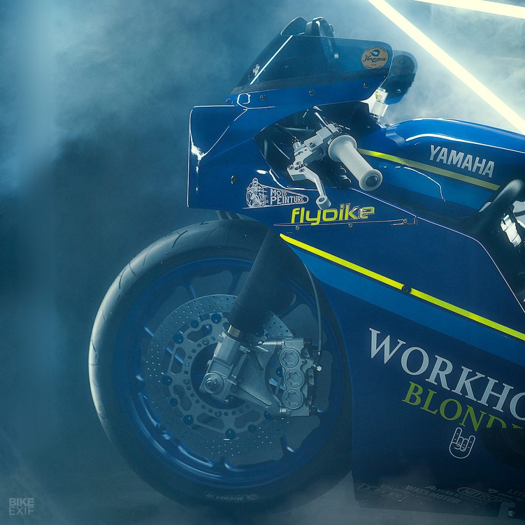 Une XSR700 hommage aux Gauloises FZR750