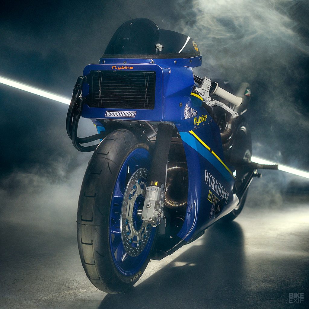 Une XSR700 hommage aux Gauloises FZR750