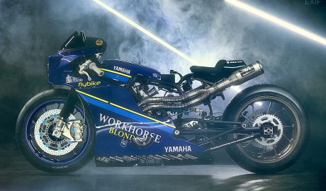 Une XSR700 hommage aux Gauloises FZR750