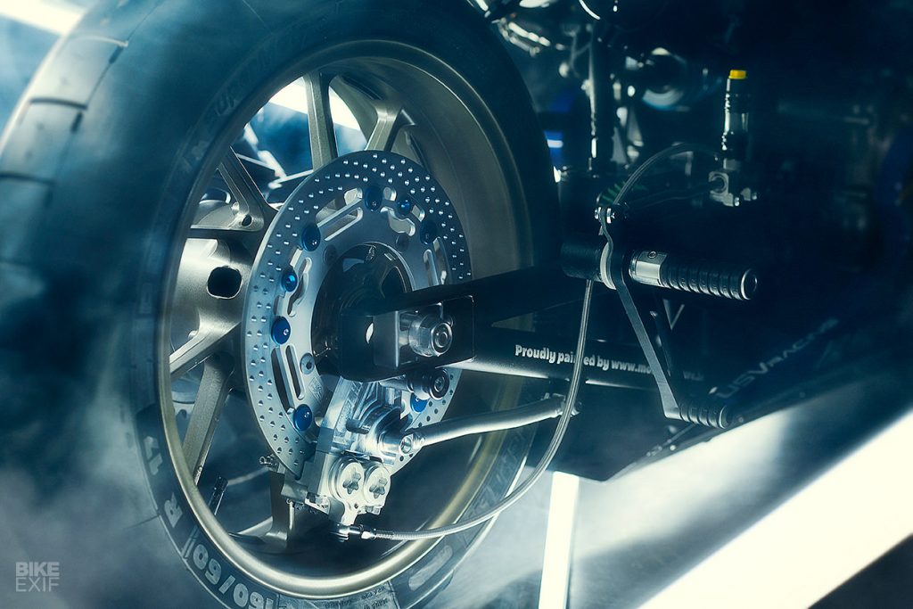 Une XSR700 hommage aux Gauloises FZR750