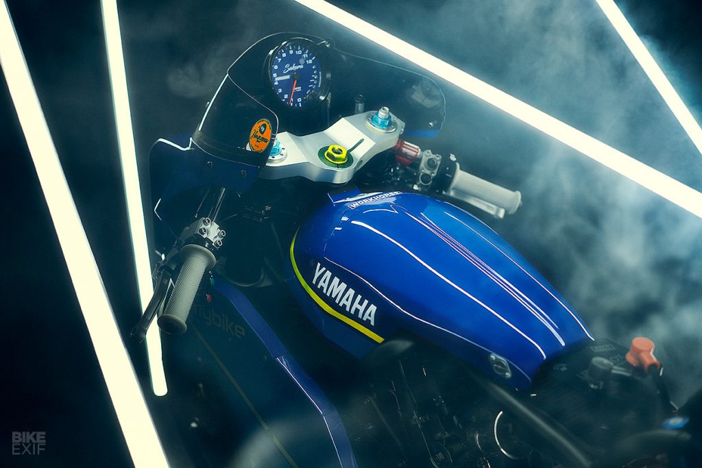 Une XSR700 hommage aux Gauloises FZR750