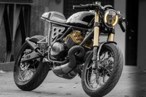 Dérivé de la course: Yamaha RD350 Cafe Racer par MotoExotica