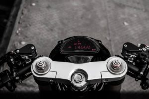 Dérivé de la course: Yamaha RD350 Cafe Racer par MotoExotica