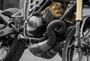 Dérivé de la course: Yamaha RD350 Cafe Racer par MotoExotica