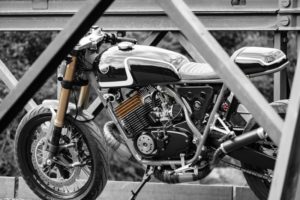 Dérivé de la course: Yamaha RD350 Cafe Racer par MotoExotica