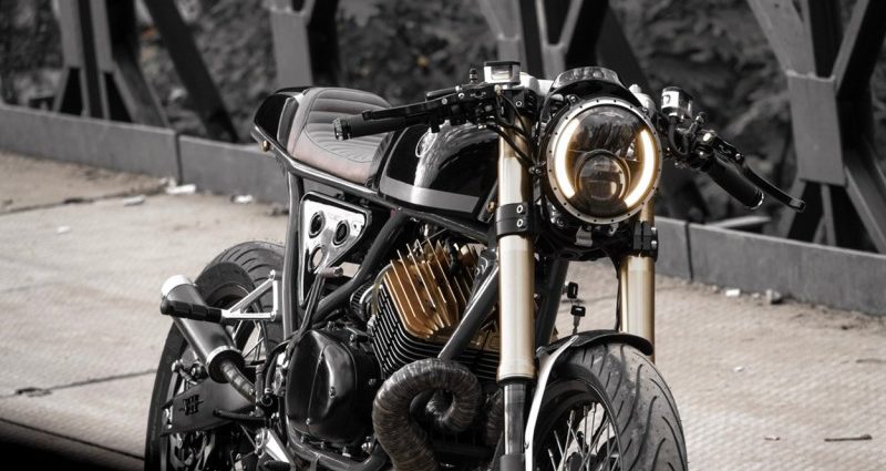 Dérivé de la course: Yamaha RD350 Cafe Racer par MotoExotica