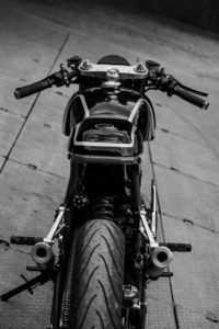 Dérivé de la course: Yamaha RD350 Cafe Racer par MotoExotica