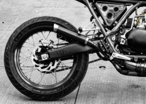 Dérivé de la course: Yamaha RD350 Cafe Racer par MotoExotica