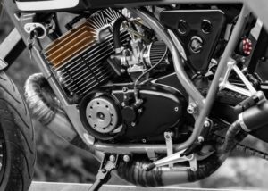 Dérivé de la course: Yamaha RD350 Cafe Racer par MotoExotica