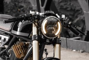 Dérivé de la course: Yamaha RD350 Cafe Racer par MotoExotica