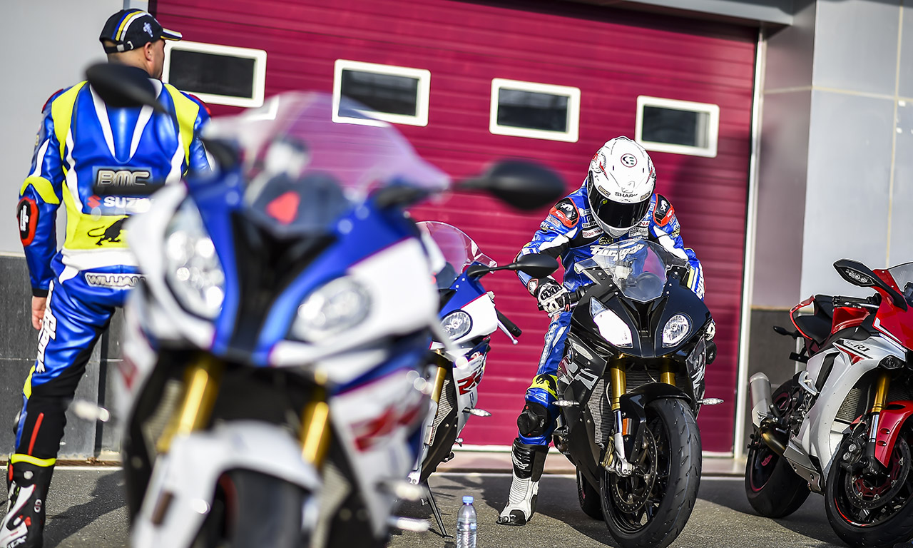 Choisir le bon pneu moto pour circuit : les critères essentiels à connaître