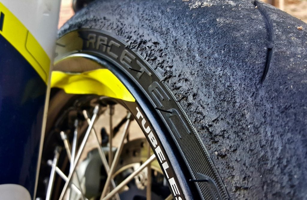 découvrez comment choisir le pneu idéal pour votre moto de circuit afin d'améliorer vos performances et votre sécurité sur piste.