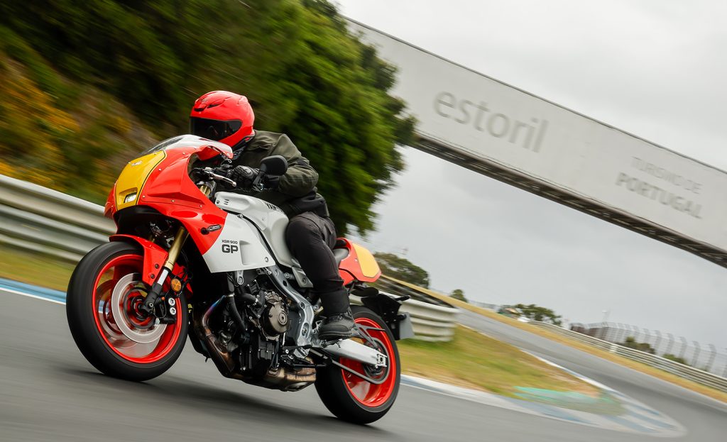 Essai de la yamaha xsr900 gp : la sportive rétro au charme irrésistible