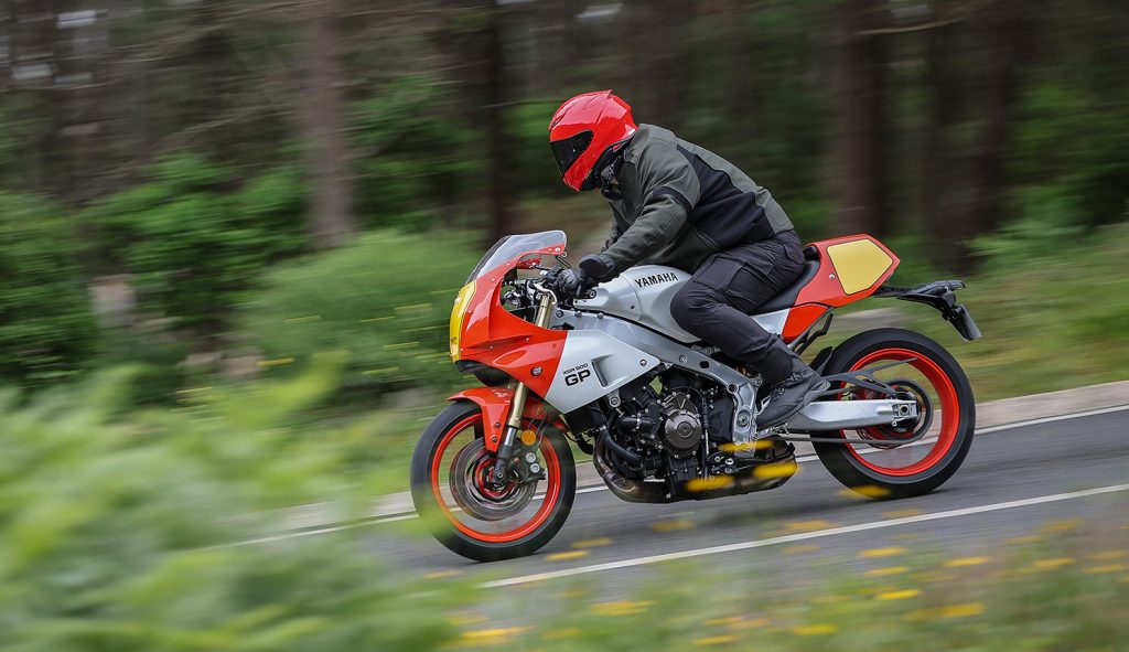 Essai de la yamaha xsr900 gp : la sportive rétro au charme irrésistible