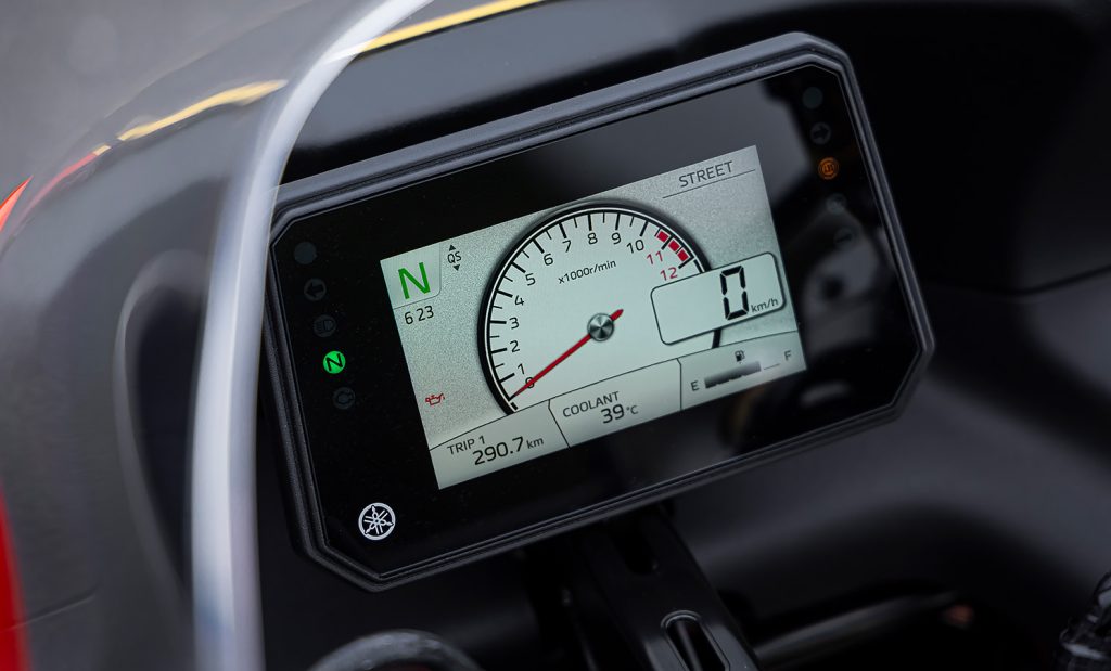 Essai de la yamaha xsr900 gp : la sportive rétro au charme irrésistible