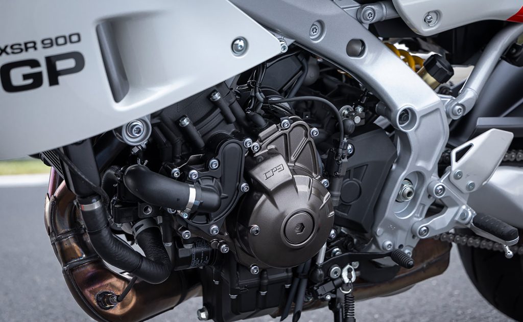 Essai de la yamaha xsr900 gp : la sportive rétro au charme irrésistible